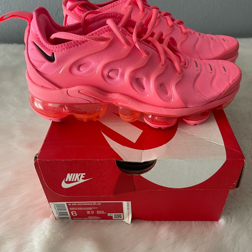 Women Nike vapor max brand new